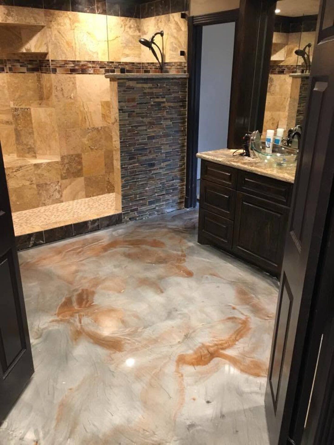 Bathroom with tan and rust toned metallic epoxy floor